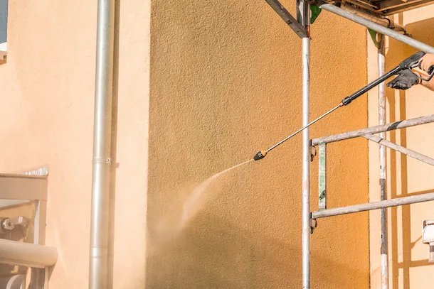 Nettoyage haute pression d’une façade en cours de chantier