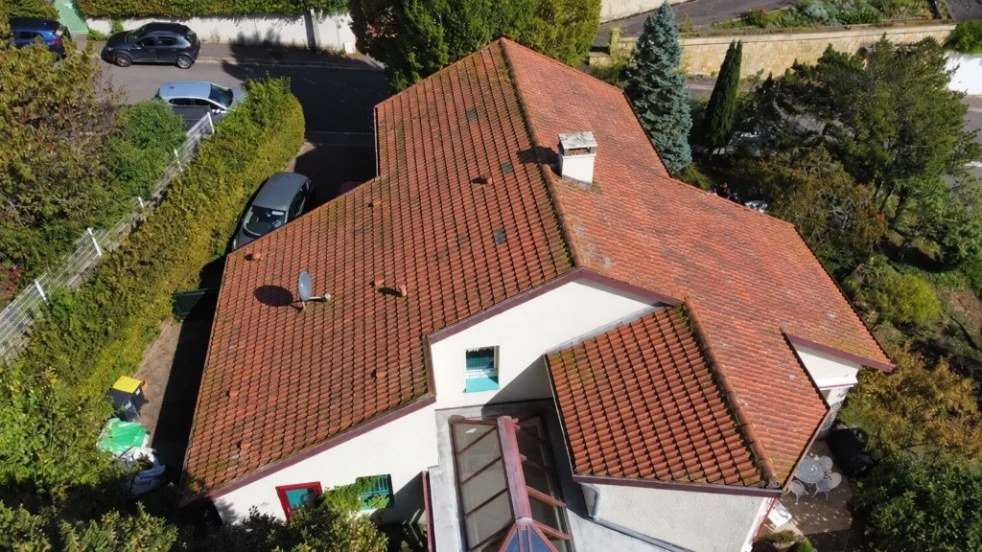Toiture avant démoussage duratoit, vue du ciel
