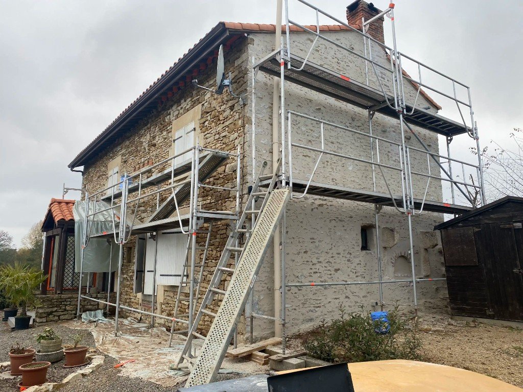 Ravalement de façade en cours — échafaudage