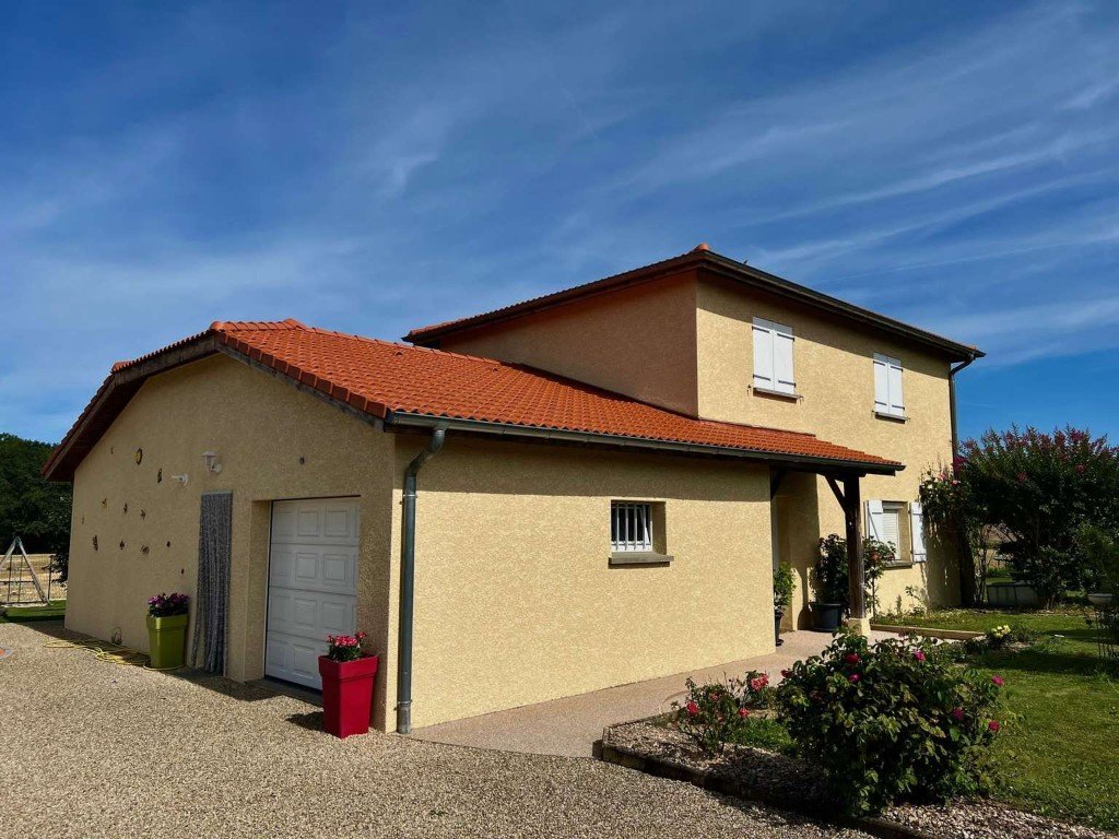 Maison après résine hydrofuge sur une toiture en tuiles