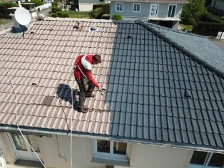 Couvreur en intervention sur une toiture en tuiles